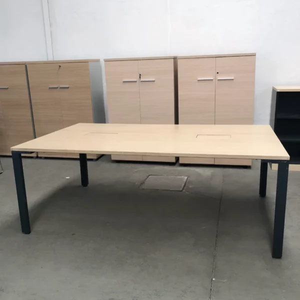 mesa de reuniones rectangular de 200 x 120 cm color roble y negra con pasa cables