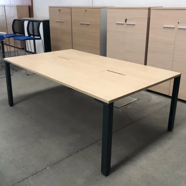 mesa de reuniones rectangular de 200 x 120 cm color madera roble y estructura negra