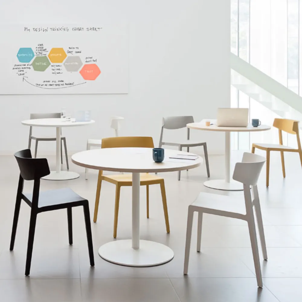 Silla de colectividades Wing de Actiu en varios colores con mesa de reunión