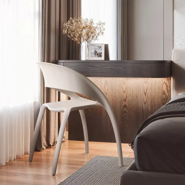 Silla de confidente o colectividades Bee de Actiu blanca en habitación de hotel